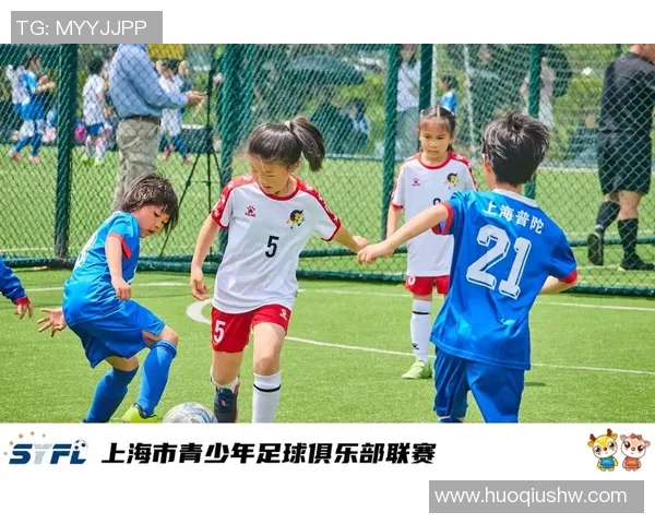 与足球明星同框的女孩在抖音上引发热议她的魅力与才华吸引了无数粉丝